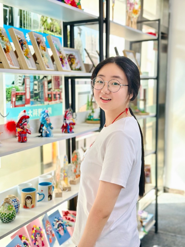 新华学子的成长故事初见李佳，很难想象这个能独立完成企业订单、月入稳定的平面设计能手，曾是连电脑开关机都要请教同桌的"小白"。在武汉新华电脑学校的时光里，这个内向又藏着韧劲的女孩，用热爱与坚持书写了一段属于自己的成长篇章。困境中的转向：为热爱重新出发李佳的设计梦，早在初中时就悄悄萌芽。那时的她