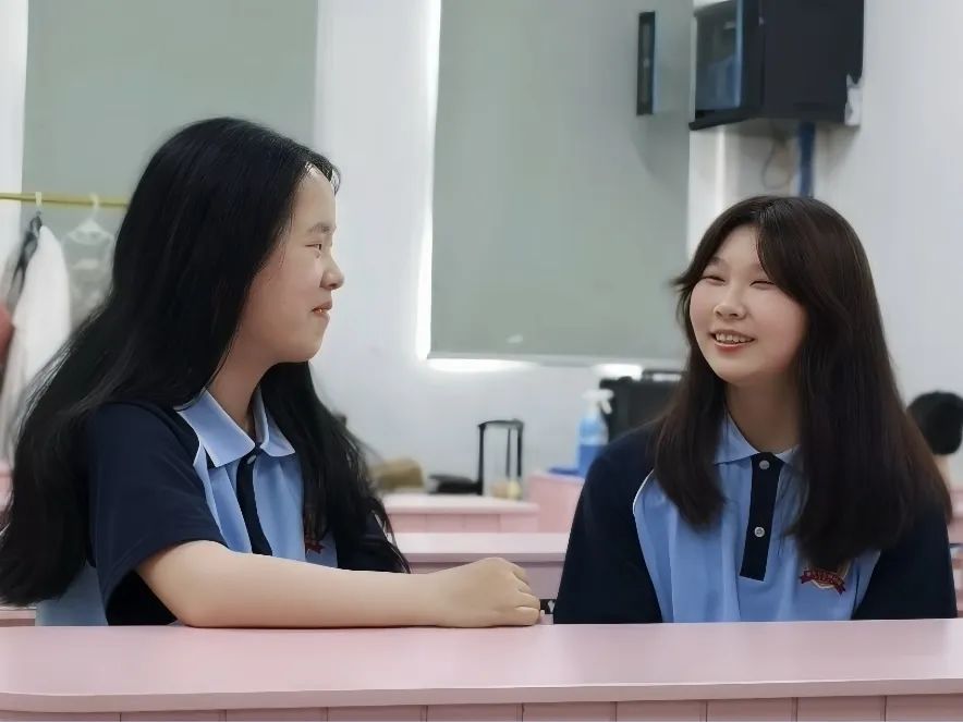 孙欣悦和郭佳欣是从小一起长大的好姐妹，从懵懂童年到青春韶华，她们相互陪伴，共同见证了无数成长的珍贵瞬间。当面临升学的分岔路口时，二人依旧默契十足，一同选择了武汉新华电脑学校。如今，她们正身处预科班，为即将开始的专业学习积极筹备着。00后择业观：热爱+前景孙欣悦从小便对美妆十分热爱，她常沉迷于美妆博主的视