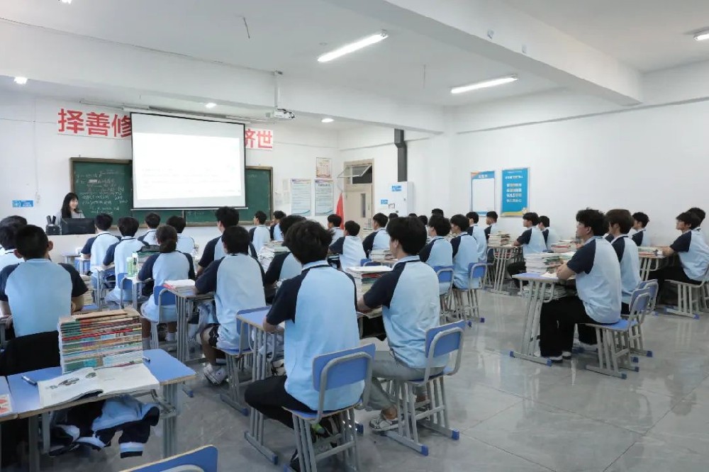民办大学没招满高考生被录取了没去？真相是？2025年高考录取季，一个现象引发社会热议：多地民办高校招生遇冷，部分专业甚至出现“零投档”；与此同时，一批高分考生主动放弃本科录取，转身投入职业教育怀抱。这背后，是普通家庭对教育投入的理性觉醒——与其为冷门专业砸下30万“打水漂”，不如选择一条“升学有路、就业无