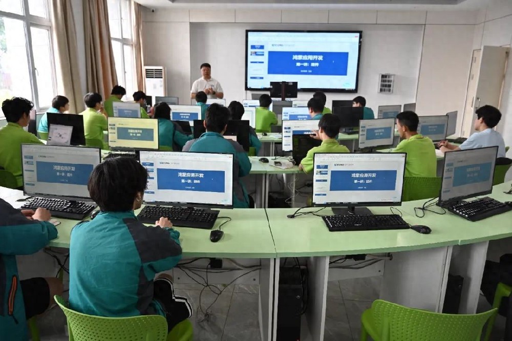 中高考落榜滑档出路在哪里？学职业技能同样通往精彩人生