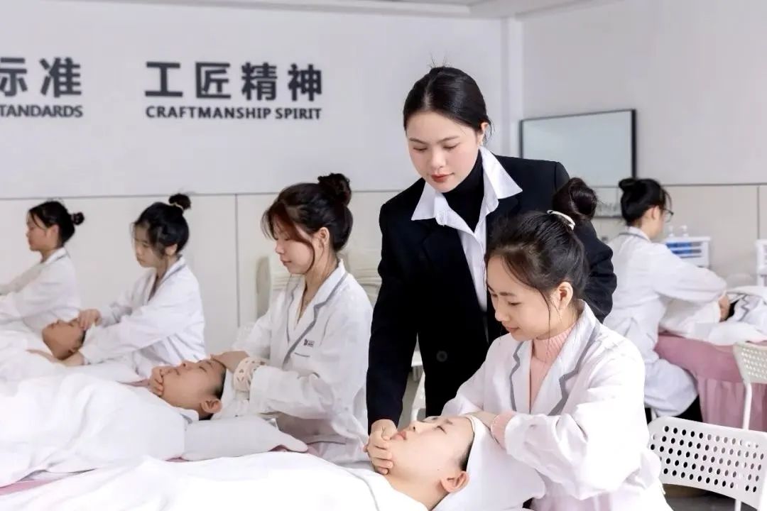重要通告！武汉新华电脑学校与博美生物达成重要合作意向，双方即将正式签订合 作 协 议。此次合作意义重大，将为该校同学们的就业前景注入新的活力，进一步拓宽就业渠道。强强联手，就业新机遇来了在当下就业形势严峻的大背景下，所谓“就业难”的困境并非不可突破，校 企 合 作正是开启就业新局面的“金钥匙”。武汉新华电