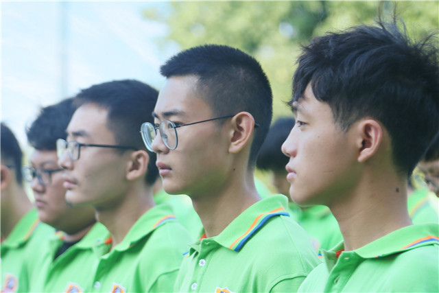 中考倒 计 时60天：家长与考生的高效冲刺指南随着中考进入冲刺阶段，这场关乎未来的重要考试让不少家庭倍感压力。如何在这关键的两个月中科学备考、平稳过渡？以下从家长和考生两个角度给出实用建议。家长篇：做孩子的“情绪稳定器”与“后勤保 障员”1. 转变单一升学观念不必将普通高中视为孩子成长的唯 一路径。面