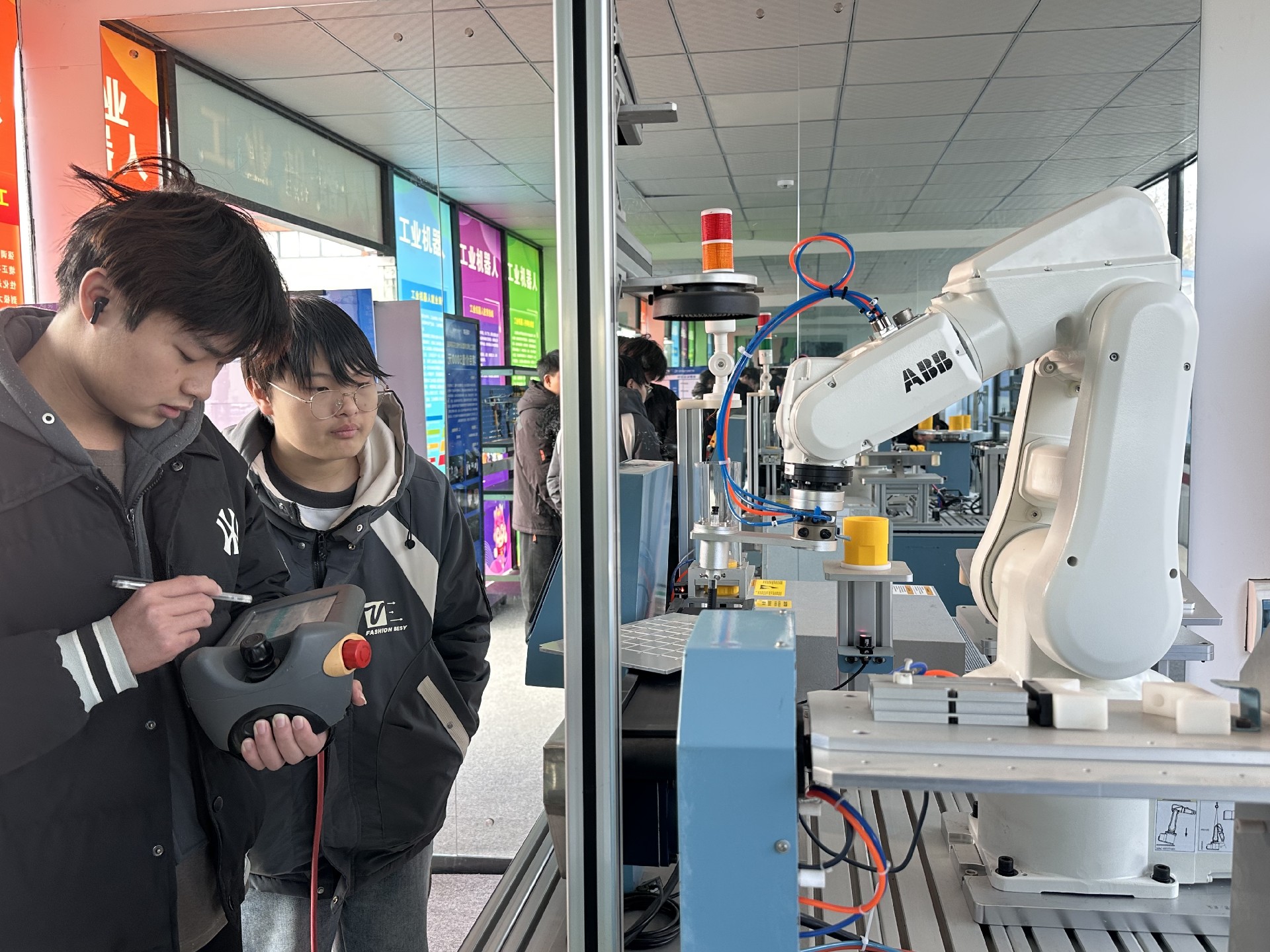 2025年正值“十四五”智能制造发展规划的收官之际，武汉新华电脑学校积极响应政策号召，特邀请工程师金逸尘莅临学校，举办“PLC智能制造技术与职业发展”专题讲座。 本次活动致力于深化产教融合，让学生能够近距离接触行业前沿技术，掌握工业自动化领域的核心技能，助力学生从“技能学习者”向“智能制造工程师”转变。行