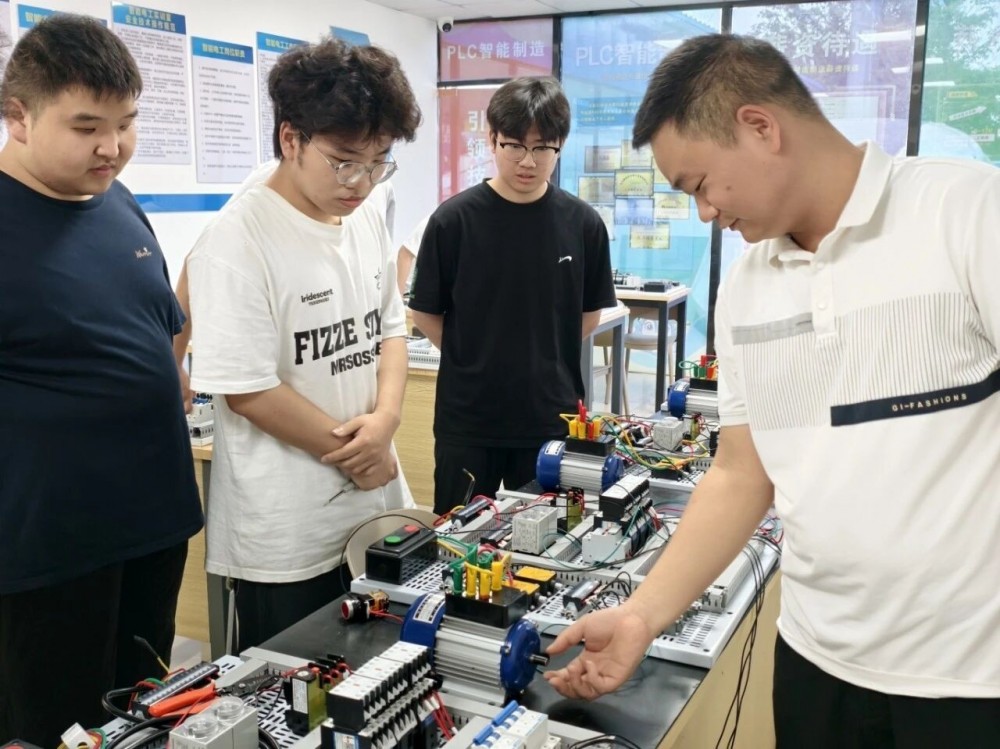 金秋九月，新学期教学工作稳步推进。但在升学择校阶段，不少初高中、中职、职高、技校学子陷入求学迷茫，面临学校环境不适、所学专业不符、技能学习脱节市场等诸多问题，求学积极性受挫，亟需重新规划学业赛道。针对广大学子普遍关注的开学转学问题，武汉新华电脑学校正式开启2026年秋季插班补录通道，为遗憾择校、想要调整