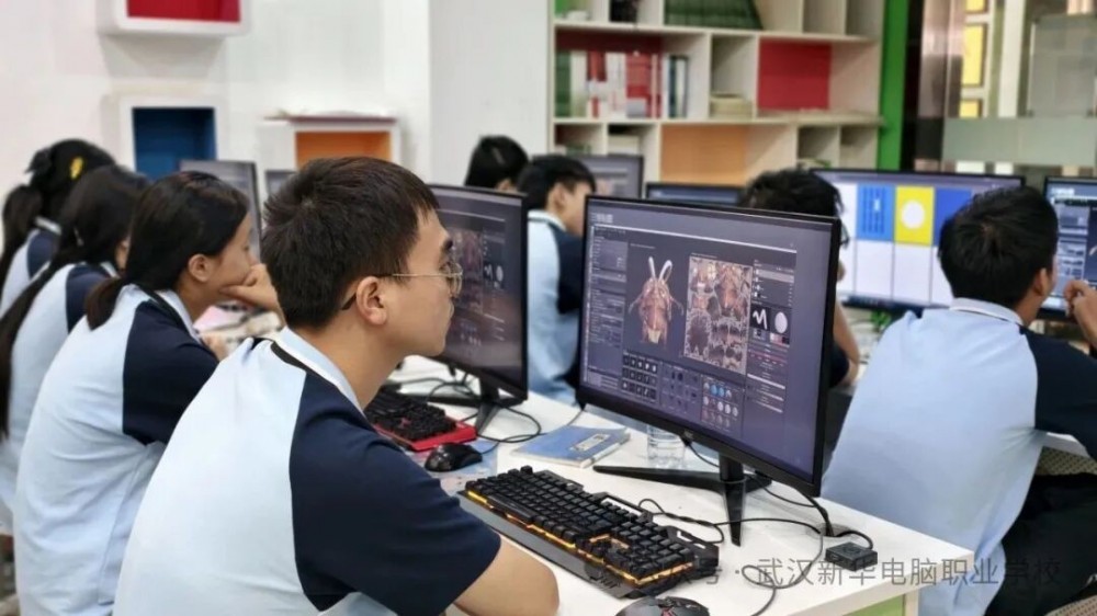 近期 AI 漫剧赛道热度持续飙升，行业数据显示，2026 上半年国内 AI 漫剧用户规模突破 6 亿；8 月 10 日当天，三大主流招聘平台 AI 剧、漫剧相关招聘岗位总量超 1.9 万个，多地企业发布人才紧缺预警。AI 导演月薪**可达 30k 以上，AI 抽卡师薪资普遍在 5k-20k 区间，万亿级内容产业蓝海正在打开，为职业院校学子带来全新就