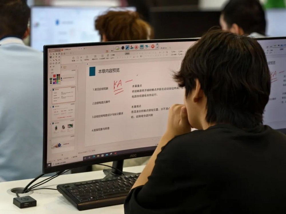 长久以来，社会上存在一种固有偏见，认为进入职业学校的学生都是在 “混日子”。事实上，分数并不是衡量少年成才的唯一标尺。在职业教育快速发展的今天，不少文化课成绩并不突出的青少年，在技能赛道找到自我价值，实现人生逆袭。武汉新华电脑学校便是众多技能人才成长的沃土，许多在传统考试中未能发光的学子，依托技术学习