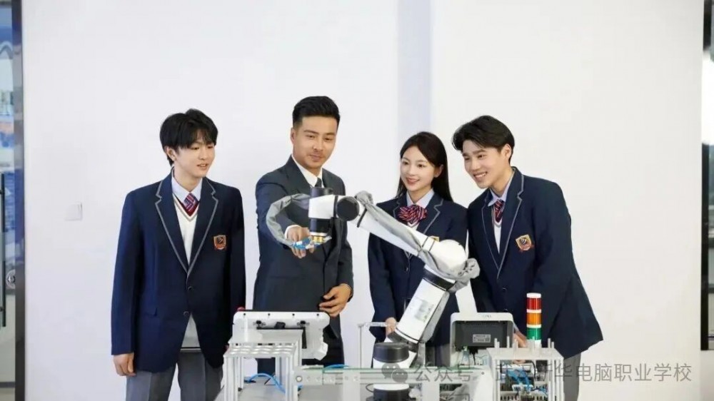 金秋迎国庆，长假趣择校。为方便广大学生及家长利用国庆假期实地考察校园、了解职业教育专业优势、明晰升学就业路径，武汉新华电脑学校在十一长假期间全面开放校园参观通道，并重磅推出到校考察报销路费专属惠民福利，以贴心服务、优质办学环境、沉浸式实训体验，为广大学子提供一站式择校参考，让国庆假期兼具成长意义与游